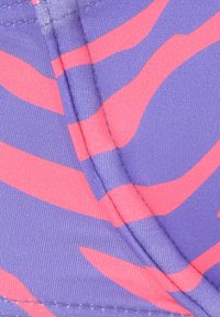 Violetter Stoff mit pinken, gewellten Streifen, der eine glatte Textur und sichtbare Nähte aufweist. Das Design hat ein modernes und dynamisches Erscheinungsbild.