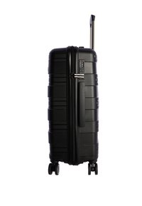 Maleta dura negra con estrías verticales, asa retráctil, ruedas dobles y cerradura de combinación. Material duradero, diseño elegante.
