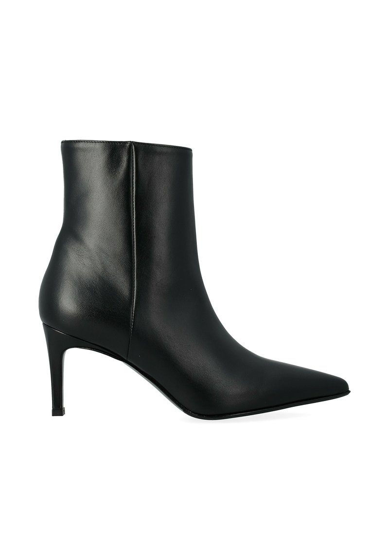 Stivale alla caviglia in pelle nera con punta affusolata, tacco a stiletto e texture liscia. Presenta una cucitura lungo il retro e un design minimalista.
