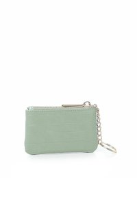 Tarjetero de imitación de cuero con estampado de cocodrilo verde, con un zipper plateado y un llavero de cadena. Forma rectangular compacta, textura suave.