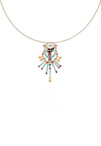 Collier en ton doré avec un pendentif coloré à plusieurs couches en perles et tubes en verre dans des tons turquoise, rouge et noir.
