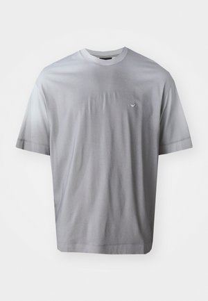 T-shirt cinza de manga curta, feito de tecido macio, com um pequeno logo bordado no peito e um corte descontraído com barra reta.