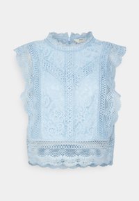 Ljusblå spetsblus med vågiga kanter, hög hals och dragkedja i ryggen. Har blommönster och intrikata detaljer genom hela plagget.