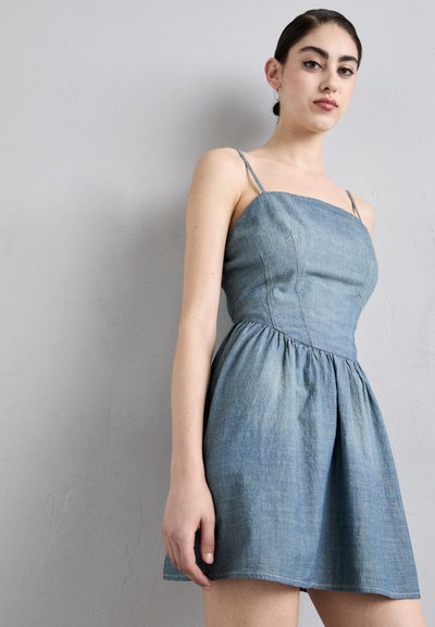 RE/DONE GATHERED DRESS - Haljina od trapera - paradise cove