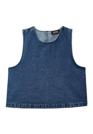 Top court en denim bleu sans manches avec un col rond et une fermeture éclair au dos, avec une étiquette noire cousue à l'intérieur du col.