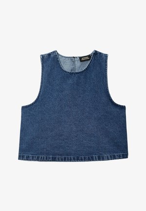 Top court en denim bleu sans manches avec un col rond et une fermeture éclair au dos, avec une étiquette noire cousue à l'intérieur du col.
