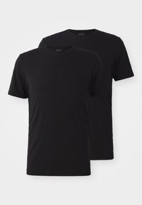 Deux t-shirts noirs à manches courtes en coton, avec un design classique à col rond et une texture unie sans motifs ni accents.