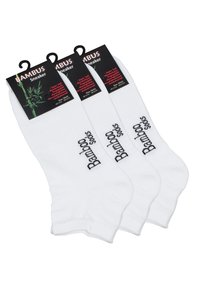 Weiße Bambusocken mit weichem Material, niedrigem Schnitt und schwarzem "Bamboo Socks"-Logo an der Seite, verpackt in einem Set von drei.