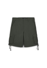 Pantaloni cargo corti verde oliva in tessuto leggero con due tasche laterali e due grandi tasche cargo. Presentano coulisse all'orlo.