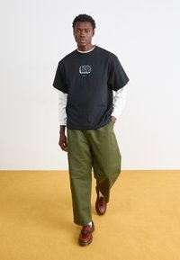 Nike Sportswear SOLO TEE  - Majica kratkih rukava s printom - black/malachite