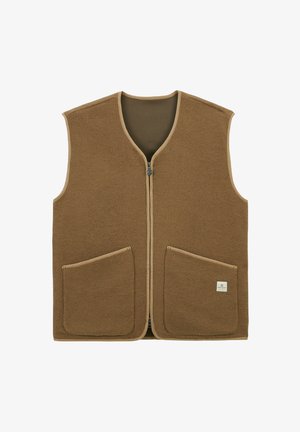 Gilet en polaire marron avec un col en V, fermeture éclair à l'avant et deux grandes poches avant. Les bords sont soulignés d'un beige plus clair. Texture douce.