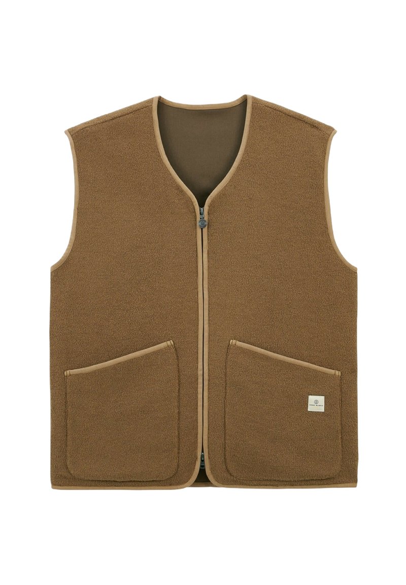 Gilet en polaire marron avec un col en V, fermeture éclair à l'avant et deux grandes poches avant. Les bords sont soulignés d'un beige plus clair. Texture douce.