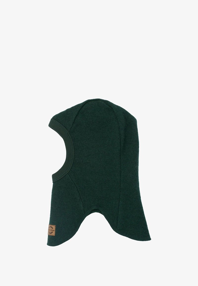 Donkergroene gebreide balaclava met ribbelranden, volledig dekkend ontwerp en een logo patch aan de zijkant. Zacht, textuur-achtig materiaal.