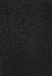 Μαύρο ριμπ ύφασμα με υφή, που διαθέτει διακριτικό μοτίβο από κάθετες γραμμές και μαλακή, ελαστική ποιότητα.