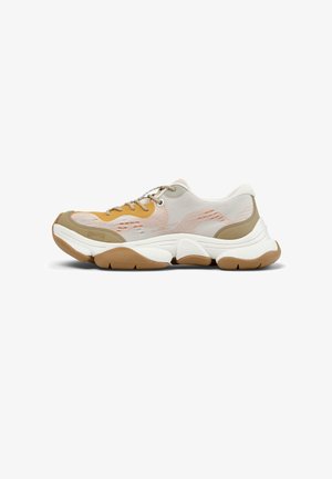 Hellbeiger und brauner Sneaker mit einer klobigen weißen und braunen Sohle, atmungsaktivem Mesh-Obermaterial und Schnürverschluss, von der rechten Seitenansicht gezeigt.