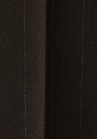 Gros plan d'un tissu marron foncé avec de subtiles rayures verticales et un motif tissé texturé.