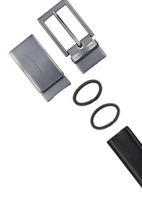 Szara metalowa klamra do pasa o kwadratowej ramie, dwa elastyczne paski w kolorze czarnym i brązowym oraz czarny skórzany portfel, wszystkie wyłożone płasko.