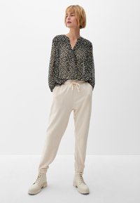 s.Oliver MIT ALLOVERMUSTER - Bluse - schwarz