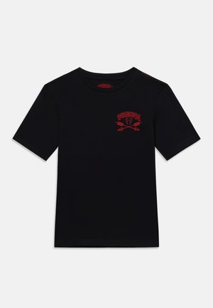 Μαύρο κοντομάνικο μπλουζάκι με κόκκινο γραφικό κεφάλι φιδιού και σταυρωμένα βέλη στην αριστερή περιοχή του στήθους.