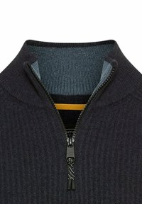 Dunkelgrauer, gerippter Strickpullover mit hohem Kragen, halbem Reißverschluss und kontrastierendem blauen Innenfutter. Ausgestattet mit einem schwarzen Reißverschluss und einem strukturierten Zugband.
