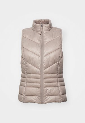 Polstret, ærmeløs vest i lys beige med høj krave og chevron-quiltet design. Har en frontlynlås og vandret syninger ved taljen.