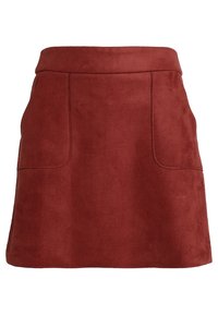 Jupe en suède couleur rouille avec une taille ajustée, comportant deux poches avant et une texture lisse, taillée dans une forme évasée en A.