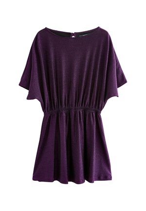Lila kurzes Kleid mit kurzen Ärmeln und tailliertem Schnitt, aus einem glänzenden, leichten Stoff gefertigt. Rundhalsausschnitt mit einer kleinen Rückenverschluss-Detail.