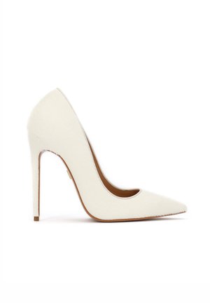 Pantof alb cu toc ascuțit, cu un toc subțire stiletto și material superior neted, prezentat în profil lateral pe un fundal alb.