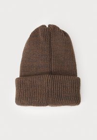 Brączkowa czapka beanie z żeberkowym wzorem i zgiętym mankietem, ułożona na płasko na białym tle.