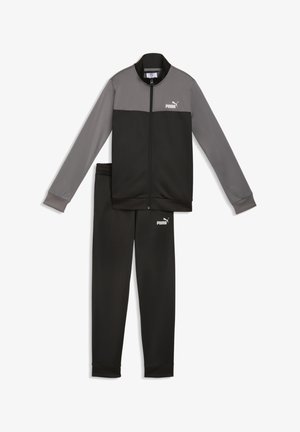 Tofarvet sort og grå Puma træningsdragt med lynlåstrøje og matchende bukser, med Puma-logo på bryst og ben.