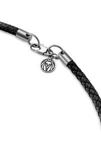 Flätad svart läderhalsband med lås av rostfritt stål och lejonpendel, som har en cirkulär design med intrikata detaljer.