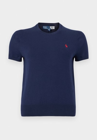 T-shirt en tricot bleu marine à manches courtes avec un col rond et un petit logo rouge sur le côté gauche de la poitrine. Texture lisse, coupe décontractée.