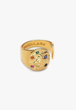 Anillo de color dorado con diseño texturizado de cabeza de león y piedras preciosas de colores: acentos verdes, naranjas, azules, morados y rosas.