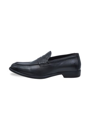 Mocasines de cuero negro con punta redonda, que presentan un acento cosido a lo largo del empeine y un tacón bajo y texturizado.