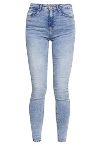 Jeans skinny de mezclilla azul claro con cintura alta, cinco bolsillos, un ligero desvanecimiento y una textura suave. Parte delantera plana y piernas ajustadas.