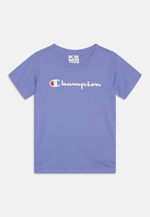 Camiseta Champion lavanda de manga corta con el logo en blanco y rojo impreso en el pecho, colocada sobre un fondo blanco.