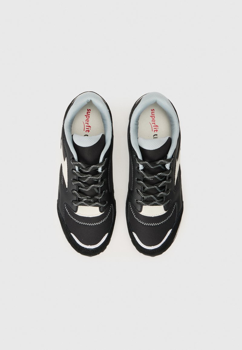 Schwarz-weiße Schnürsneaker mit hellblauer Innenausstattung, markierten Einlegesohlen und dickem Profil, von oben auf weißem Hintergrund gezeigt.