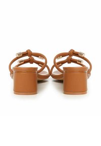 Sandali con tacco color tan, dotati di molteplici cinturini incrociati e dettagli in tonalità oro. Design con tacco a blocco, texture liscia e estetica minimalista.