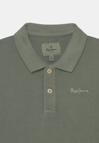 Szary polo z teksturowanym wykończeniem, z trzema guzikami i wyszywanym logo. Posiada klasyczny kołnierzyk i krótkie rękawy.