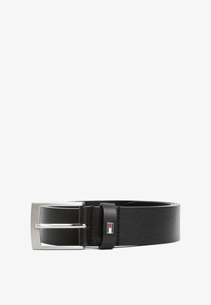 Cintura in pelle nera con una fibbia rettangolare in argento. Presenta un piccolo patch con il logo e cuciture visibili lungo il bordo in pelle.