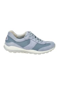 Zapatilla deportiva azul de ante con detalles de malla, punta redonda, cierre de cordones y una suela blanca acolchada. Presenta un sutil acento rojo.