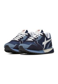 Sneakers retro blu navy e chiaro con tomaia in suede e mesh, lacci bianchi, un logo bianco prominente e una suola nera testurizzata.