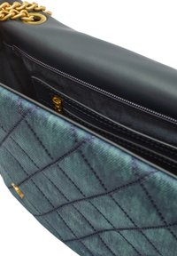 Fodrad teal-tyg väska med guld kedjehandtag. Svart läderinredning med dragkedjefack och extra fack.