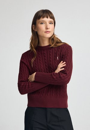 Burgunderfarbenes Kabelstrickpullover mit gerippten Bündchen und Saum, ausgestattet mit einem kleinen gestickten Akzent auf der Brust.