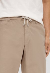 s.Oliver REGULAR STRUKTUR - Shorts - hellbraun