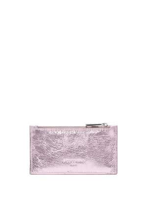 Metaliczna różowa prostokątna skórzana saszetka z zamkiem błyskawicznym i wytłoczonym nazwą marki na środku przodu.