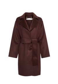 Manteau en laine marron foncé ceinturé, avec larges revers, manches longues et ourlet longueur genou sur fond blanc.