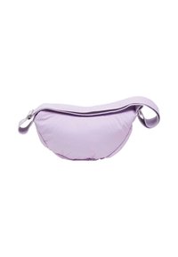 Riñonera acolchada morada con forma curva, que cuenta con un zipper y una correa ancha para llevarla alrededor de la cintura o en bandolera.