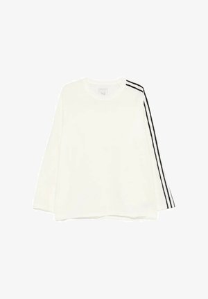 Camicia bianca a maniche lunghe con girocollo, caratterizzata da due strisce nere che corrono dalla spalla al polso sulla manica destra.