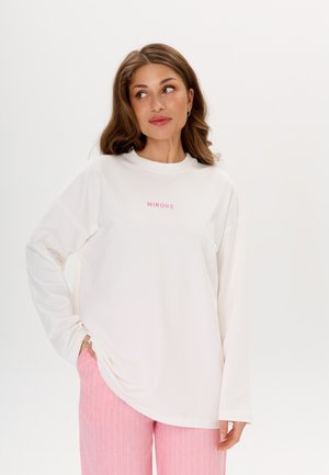 Witte sweatshirt met lange mouwen en een ronde halslijn, met roze geborduurde tekst "MIRONS" gecentreerd op de borst. Zachte stof, relaxte pasvorm.